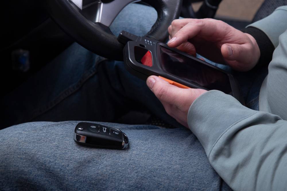 Clé de voiture en main pour reproduction